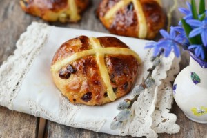 Großbritannien: Traditionelle Hefebrötchen, die<em> hot cross buns</em>