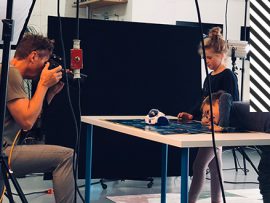 Der Fotograf und die Kids-Models am Set mit dem MIND Designer Roboter