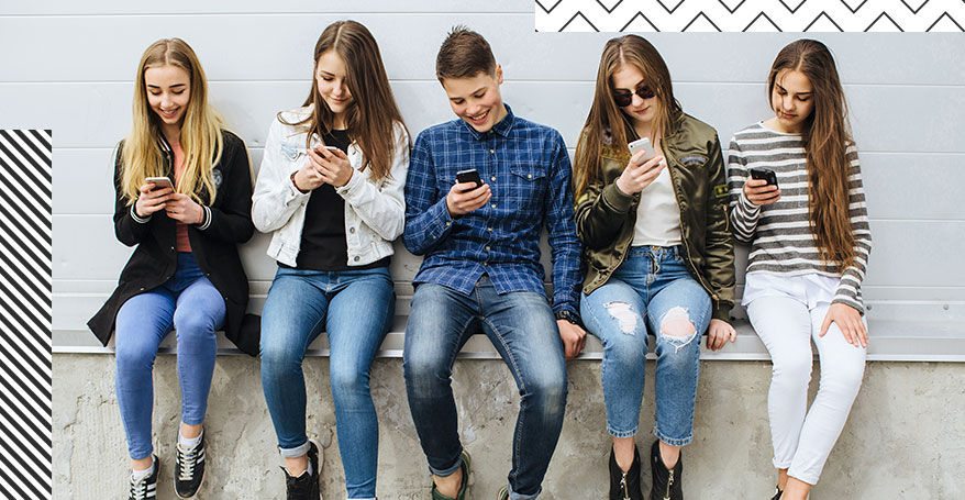 Teenager mit ihren Smartphones